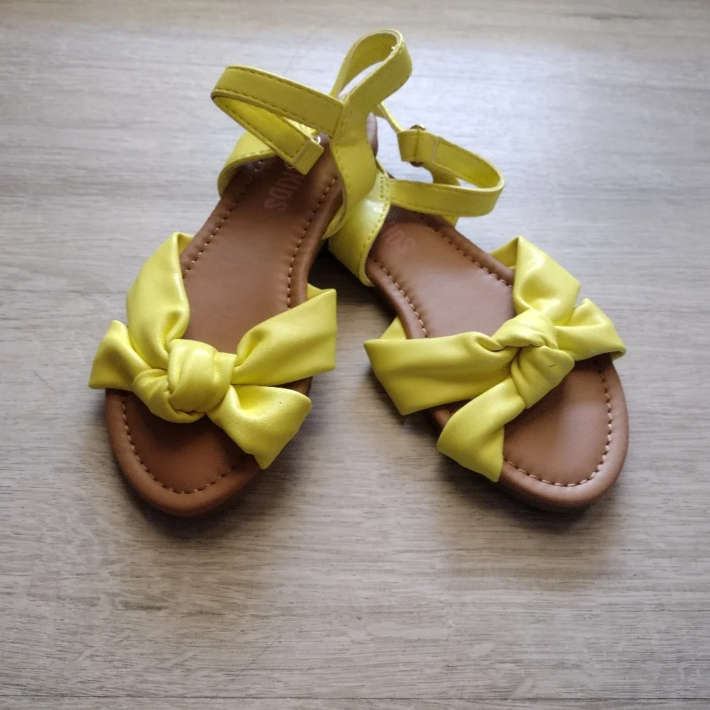 Yellow knot straps and easy-on off Sandals Little girls Size 11 NWOT
